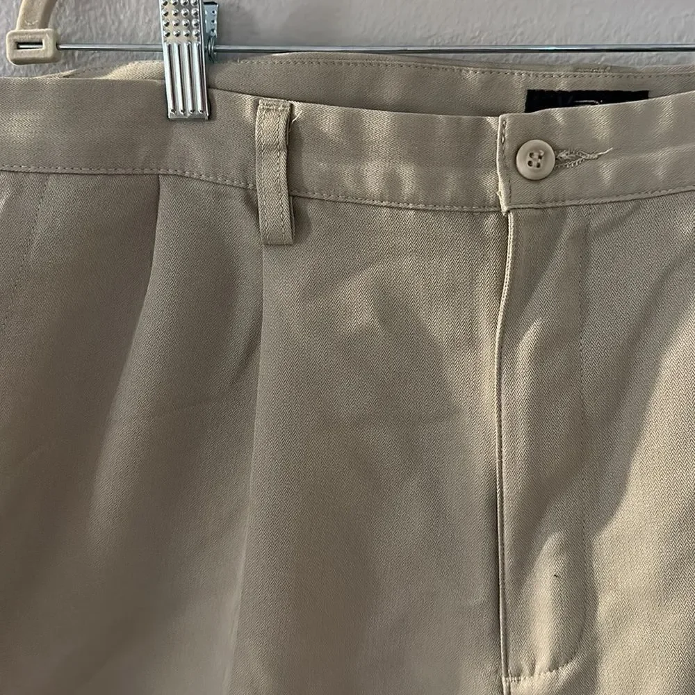 Men’s‎ Dockers Golf Khaki Pleated Shorts size 40
